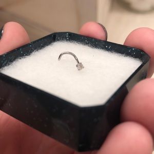 Diamond screw nose ring